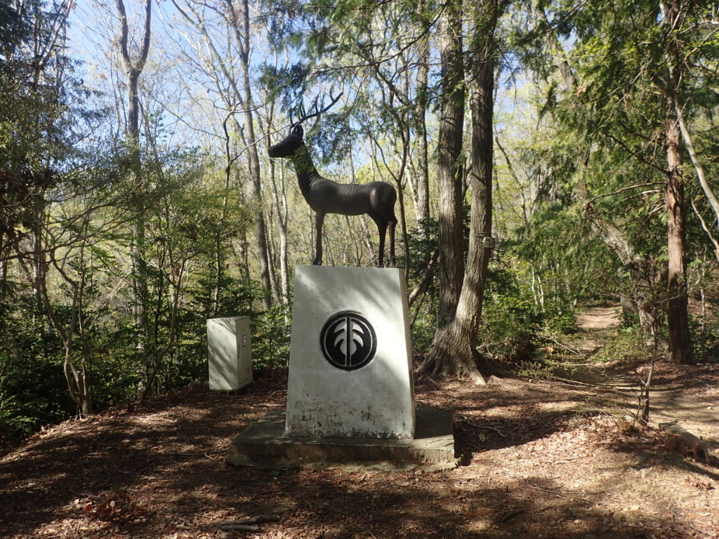 鹿の石像